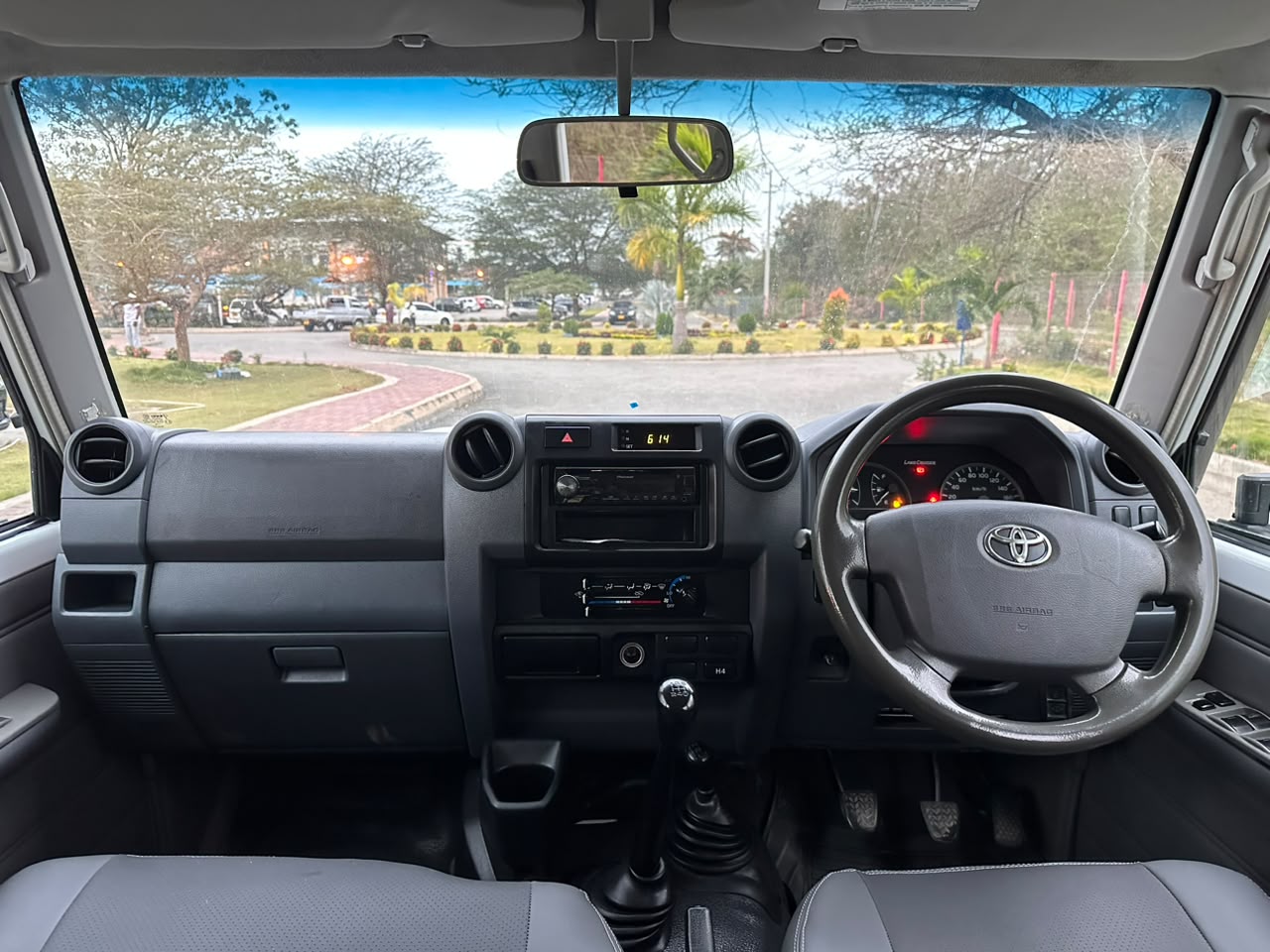 TOYOTA LAND CRUISER thumbnail 4